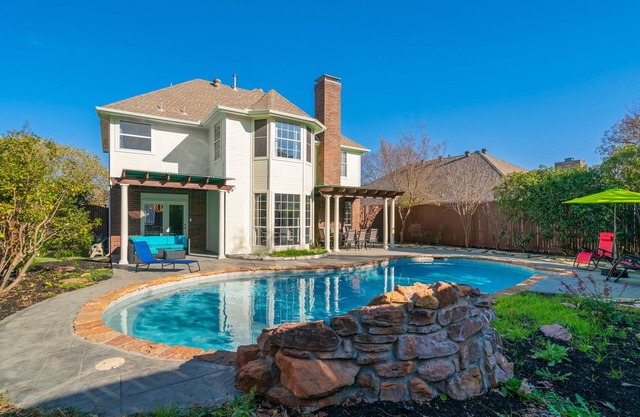 Modern Home w Heated Pool Game Rm sleeps12-16 near DFW & Gaylord hotel