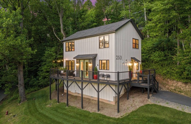 Modern Home w/Hot Tub, Fire Pit, Outdoor Games