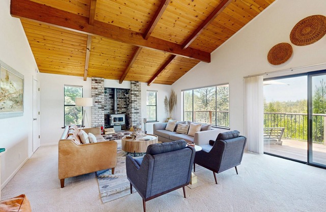 Modern home w/peekaboo lake views, close to marina, two fireplaces, & WiFi
