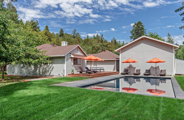 Modern Home w/Woodstove & Swimming Pool; a Resort Feel in a Vineyard Setting!