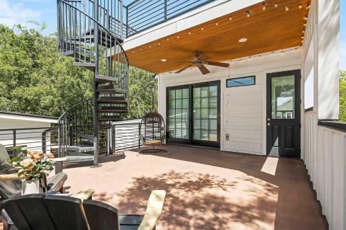 Modern Home with Casita - Balcony & Mins to DT ATX