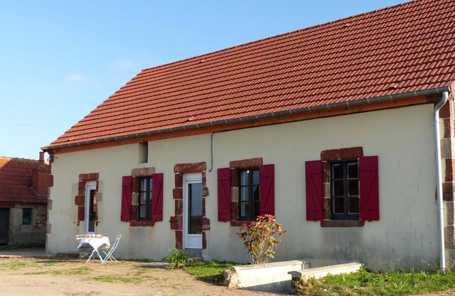 Modern house with garden, pets allowed, linens included