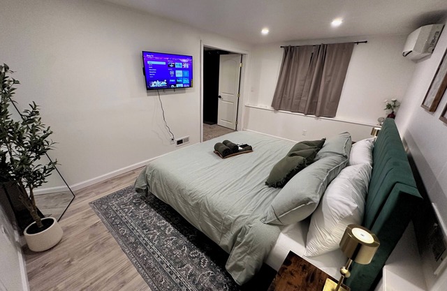 Modern Huntington Retreat – Walk to Village, Dine & Shops + Train to NYC