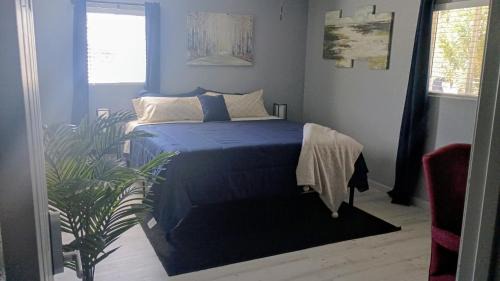 Modern Industrial Oasis Private Room with King Bed WiFi FREE Parking and More