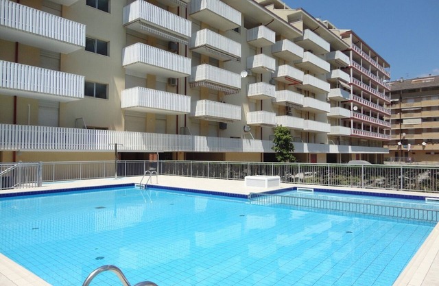 Modern apartment for 6 guests by the pool-Beahost
