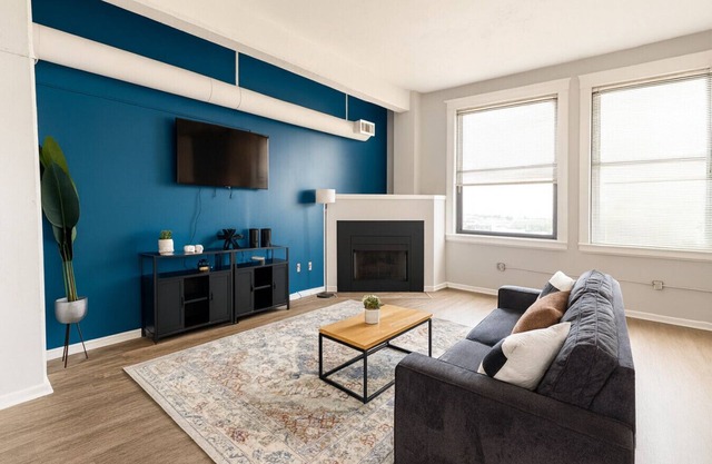 Modern King Loft Playhouse Sq & CSU