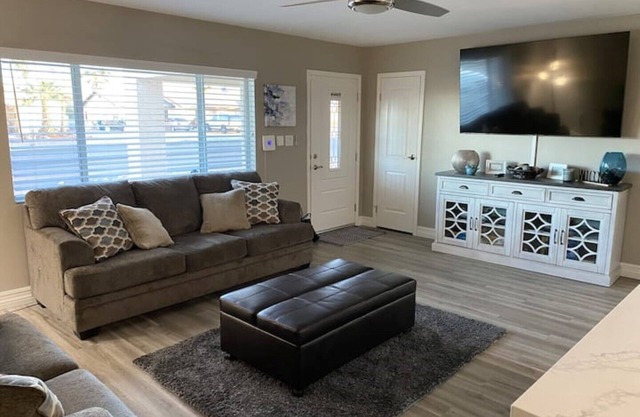 Modern Lake Home 1 mile from London Bridge