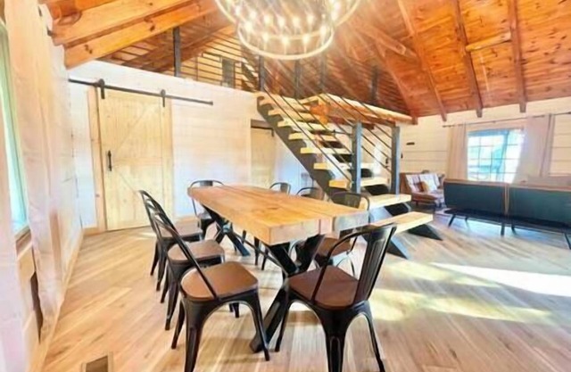 Modern lake side nest HOTUB Fenced YARD king beds