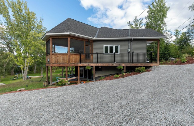 Modern Lakefront Chalet with Games Room, Gym, Wrap Around Balcony & Scenic Views