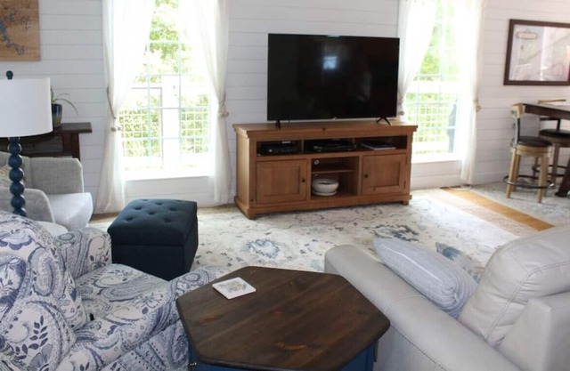 Modern lakefront home sleeps 10!