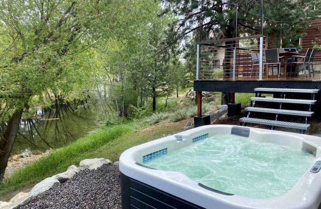 Modern Lakeside Donnelly Cabin with Hot Tub