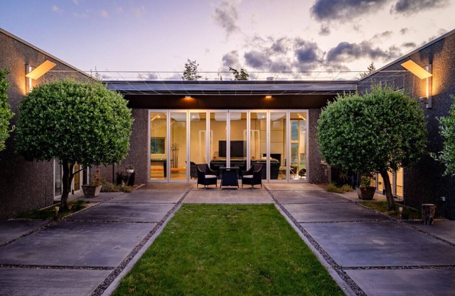 Modern Living with breathtaking views of Lake Wanaka