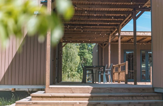 Modern lodge for 4 guests with panoramic nature views, covered terrace and rain shower bathroom in the Sallandse Heuvelrug.