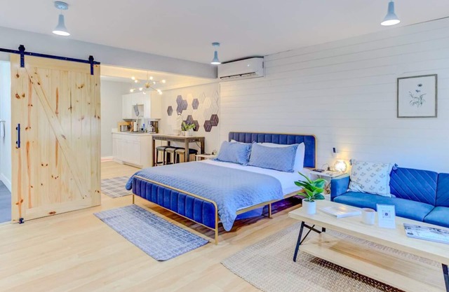 Modern Luxe King Suite Loft + Free Parking & Wifi