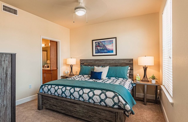 Modern luxurious Mountain View. Very clean with out door hot tub