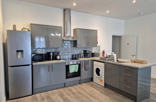 Modern Luxurious 2 Bedroom Apartment with Balcony on High Street!
