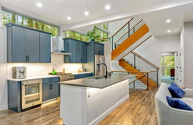 Modern Luxury 30min from Baker! Sauna,hot tub,heated deck w/tv, auto GENERATOR!