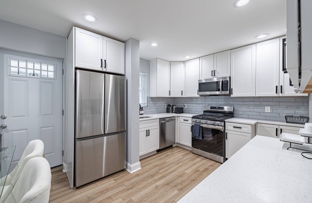 Modern LUXURY 4 BR 7 BED TOWNHOME Near Transportation