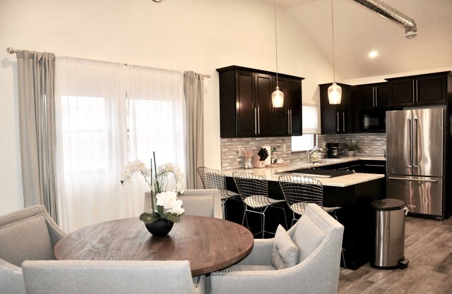 Modern Luxury Bungalow DT - Comfort, Coffee, Wine, Beer, Restaurants and More!