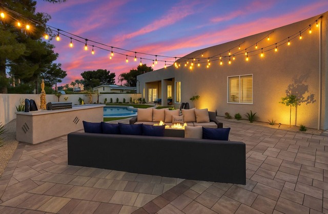 Modern luxury home ! 7 mins from the strip