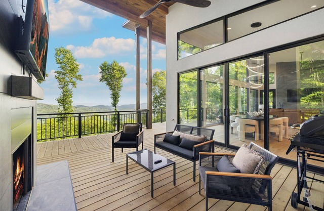 Modern Luxury, Hot Tub, Mtn Views, pool table