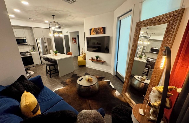 Modern Luxury Retreat - Walk to South Coast Plaza & Arts in Costa Mesa