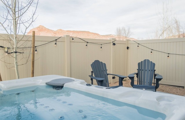 Modern/Luxury Townhouse- HOT TUB - Sleep up to 8!