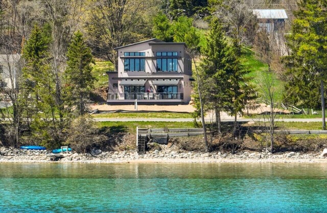 Modern Luxury Waterfront On Old Mission Peninsula