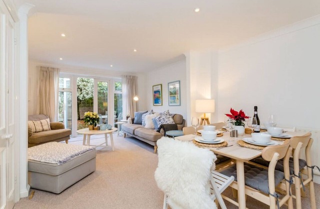 Modern Mews House City Centre location with free parking and outdoor space