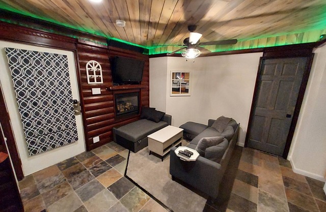 Modern mountain cabin condo w/jetted tub steam shower +music reactive lighting