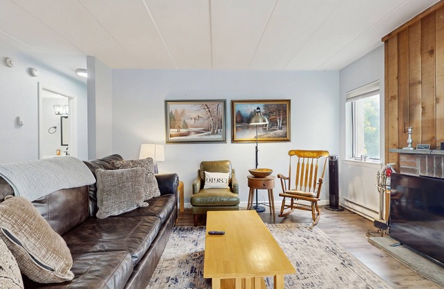 Modern mountain condo – views, fireplace, WiFi, hot tub, pool, shuttle