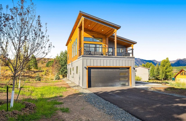 Modern mountain stay with a patio, beautiful interior, & well-equipped kitchen