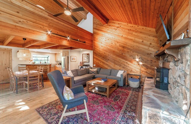 Modern Mountain Townhome, Views, Pool & Spa 581