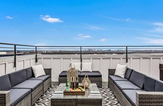 Modern Nashville Retreat Rooftop + Hot Tub