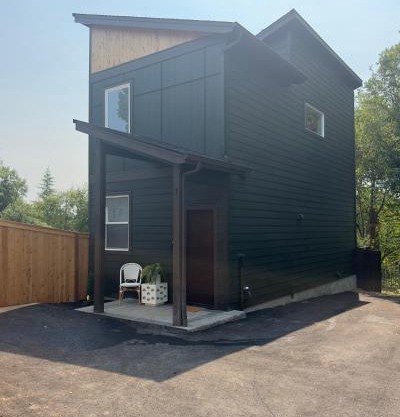 Modern New Build Home 5 min from downtown