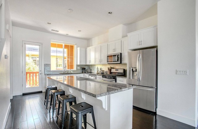 Modern Newark 3BR w/Private Garage, near Restaurants, by Blueground