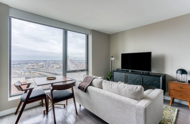 Modern North Station Studio w/Gym & W/D, nr Dining, by Blueground