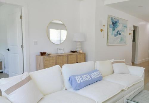 Modern Oasis 4 bedroom 2 bathroom- Sleeps 12