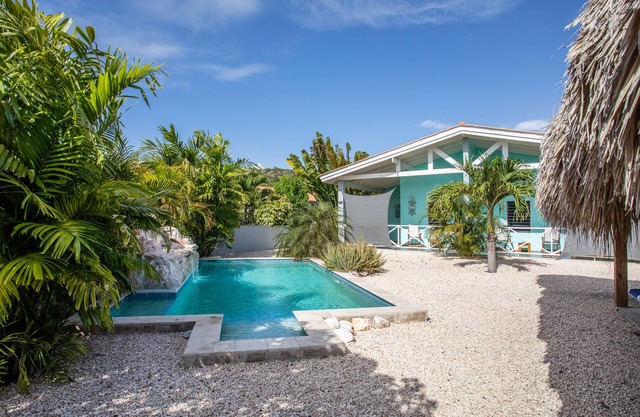 Modern Paradise Apartment: 1BR Retreat Pool Side