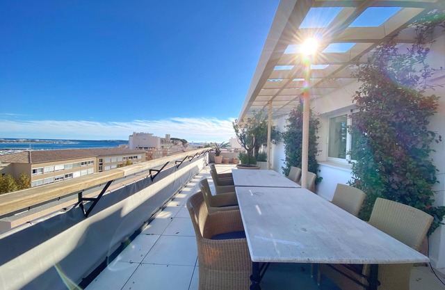 Modern penthouse with 360° sea view in Cannes