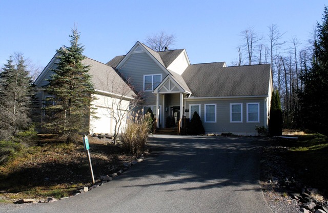 Modern Poconos Retreat - 10.5 miles from Skiing. Spacious & family friendly