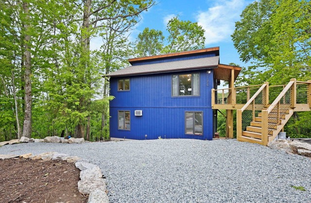 Modern, Private, Quiet, Long Range Views Cabin, Walk to Beech Mountain Club