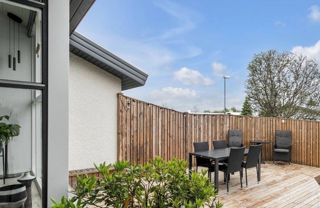 Modern Retreat in Reykjavik: Your Gateway to Nature and City Life -FREE PARKING