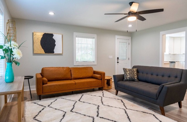 Modern Retreat w/King Bed –3 BR Near Duke DT