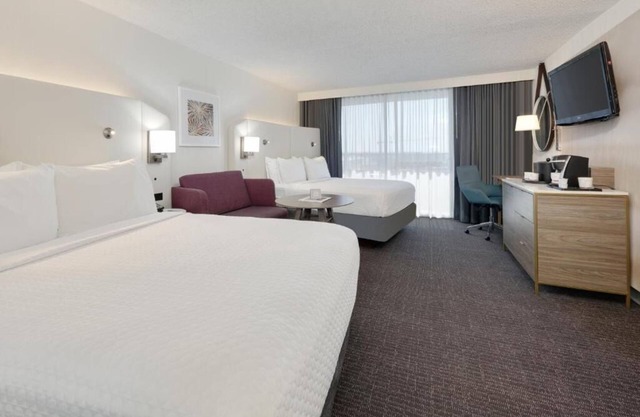 Modern Room & Fine Dining in Downtown Dallas! Outdoor Pool!