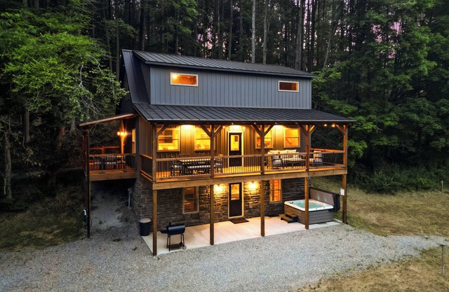 Modern Rustic Retreat ~Newly Built Cabin w/EV charger, only 6mi to Ash Cave