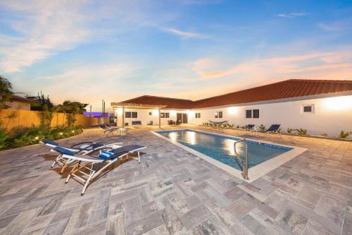 Modern Salia Cerca Retreat Pool & Bbq