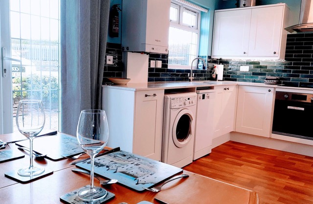 Modern seaside cottage, dog friendly, 200m from beach at Harlyn Bay. nr Padstow