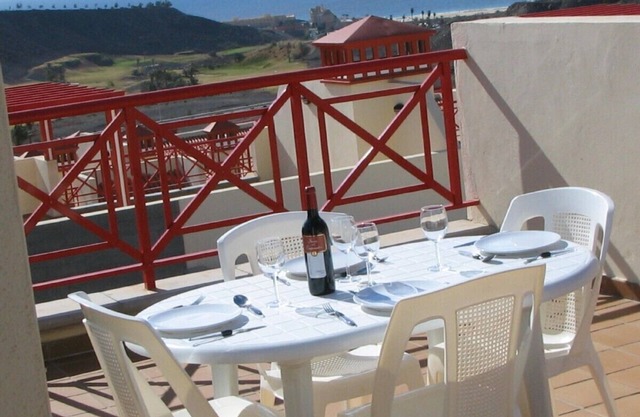 MODERN SPACIOUS APT WITH SEA VIEWS + AMAZING PRIVATE ROOF TERRACE/BBQ FREE WiFi