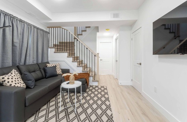 Modern/Spacious 2-story 2-bedrm townhome/rooftop patio. Near all things Niagara!